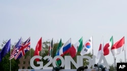 Công nhân ngày 13/7/2023 lắp ráp biểu tượng hội nghị G20 tại Gandhinagar, Ấn Độ.