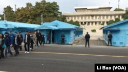 游客2017年10月14日参观板门店(美国之音黎堡拍摄)