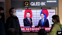 资料照片:韩国首尔一个火车站正在播放韩国总统尹锡悦与日本首相岸田文雄在东京会晤的电视新闻。(2023年3月15日)