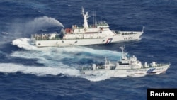 9月25日,在东海争议岛屿附近日台船只互射水炮(左为台方海防舰,右为日方海防舰)