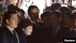 下台的朴槿惠回到首尔的家,问候支持者(2017年3月12日)
