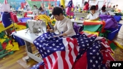 2018年7月13日,中国员工在安徽省阜阳的一家工厂缝制美国国旗。