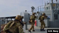 英国皇家海军特种兵进行登舰、搜查和扣船演习(2019年2月18日)