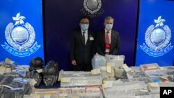 香港警务处国安处高级警司李桂华(左)与其他资深爆破专家警员在新闻发布会上展示爆炸案的证据。(2021年7月6日)