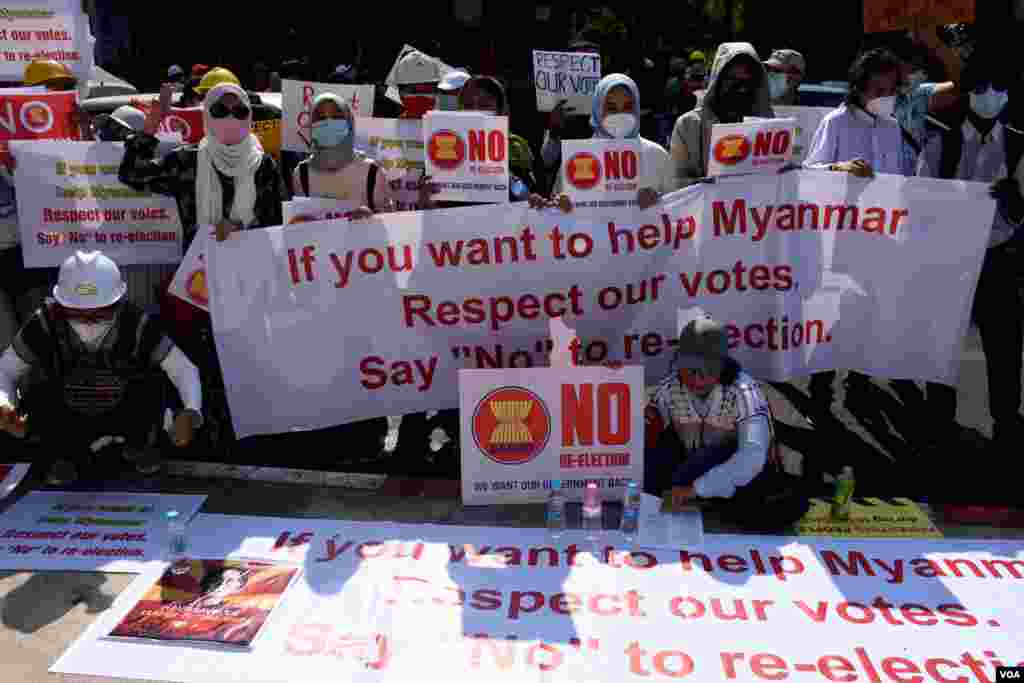 ရန်ကုန်မြို့အင်ဒိုနီးရှားသံရုံးရှေ့က ဆန္ဒပြ မြင်ကွင်း။