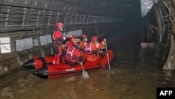 河南郑州救援人员在地铁5号线的隧道里搜寻洪灾遇难者。(2021年7月26日)