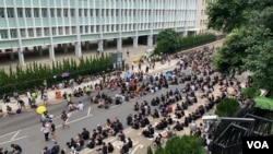 2019年6月27日抗议者聚集在律政司入口处 (美国之音谭嘉琪拍摄)