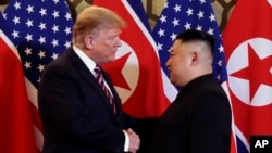 美国总统特朗普和朝鲜领导人金正恩在越南河内举行美朝第二次峰会时握手。(2019年2月27日)