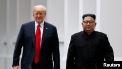 သမ္မတ Trump နှင့် မြောက်ကိုရီးယားခေါင်းဆောင် ကင်ဂျုံအွန်း တို့ ဇွန်လ ၂၀၁၈ တုန်းက တွေ့ဆုံစဉ်