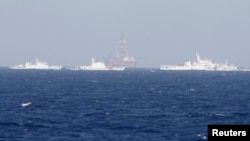 资料照片:中国海警船在中国石油钻井平台981号周围巡逻。