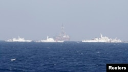 中国海警船在南中国海一座中国石油钻井平台周围守护 那里距越南海岸210公里