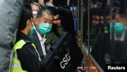 香港壹周刊创办人黎智英前去乘坐监狱面包车准备离开终审法庭。(2021年2月1日)