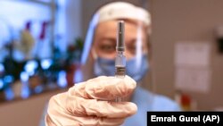 一名来自土耳其伊斯坦布尔的护士手持中国科兴控股生物技术有限公司生产的新冠病毒疫苗。(2020年12月21日)