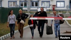 Українські біженці перетинають українсько-російський кордон