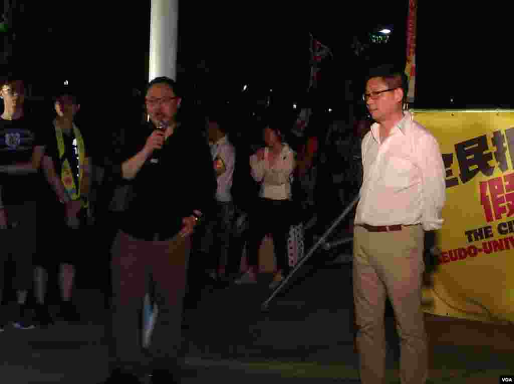 香港立法会辩论政改方案在星期三踏入最后阶段,大批支持和反对的示威人士在议会外的示威区分别举行集会。 (美国之音海彦拍摄)