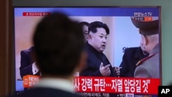 在韩国首尔一个火车站的电视上播放朝鲜领导人金正恩讲话的画面(2017年4月5日)