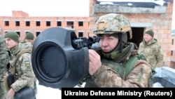 Український військовий цілиться зброєю NLAW (Next Generation Light Anti-Tank Weapon/Легка протитанкова зброя нового покоління), яку надала Україні Великобританія. 27 січня 2022 рік