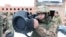 Український військовий цілиться зброєю NLAW (Next Generation Light Anti-Tank Weapon/Легка протитанкова зброя нового покоління), яку надала Україні Великобританія. 27 січня 2022 рік