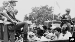 1965年10月30日,在印尼共产党政变未遂后,印尼军队逮捕共产党青年,押往监狱