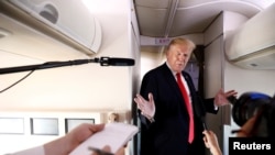 အမေရိကန်သမ္မတ Donald Trump နယူးဂျာစီသွားမယ့် Air Force One လေယာဉ်ပေါ်မှာ သတင်းထောက်များနဲ့ တွေ့ဆုံစဉ်။ (ဇွန် ၂၉၊ ၂၀၁၈)