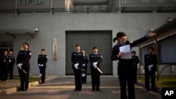 2012年10月25日,中国政府组织驻北京的外国记者参观第二看守所,图为警察在看守所大门外对记者进行安检。