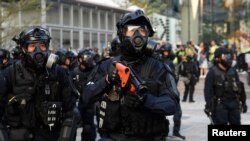 港人星期天(12月1日)举行“毋忘初心”大游行。警察严阵以待。