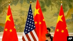 在北京钓鱼台国宾馆,中方工作人员在美中贸易谈判开始前摆放两国国旗(资料照)