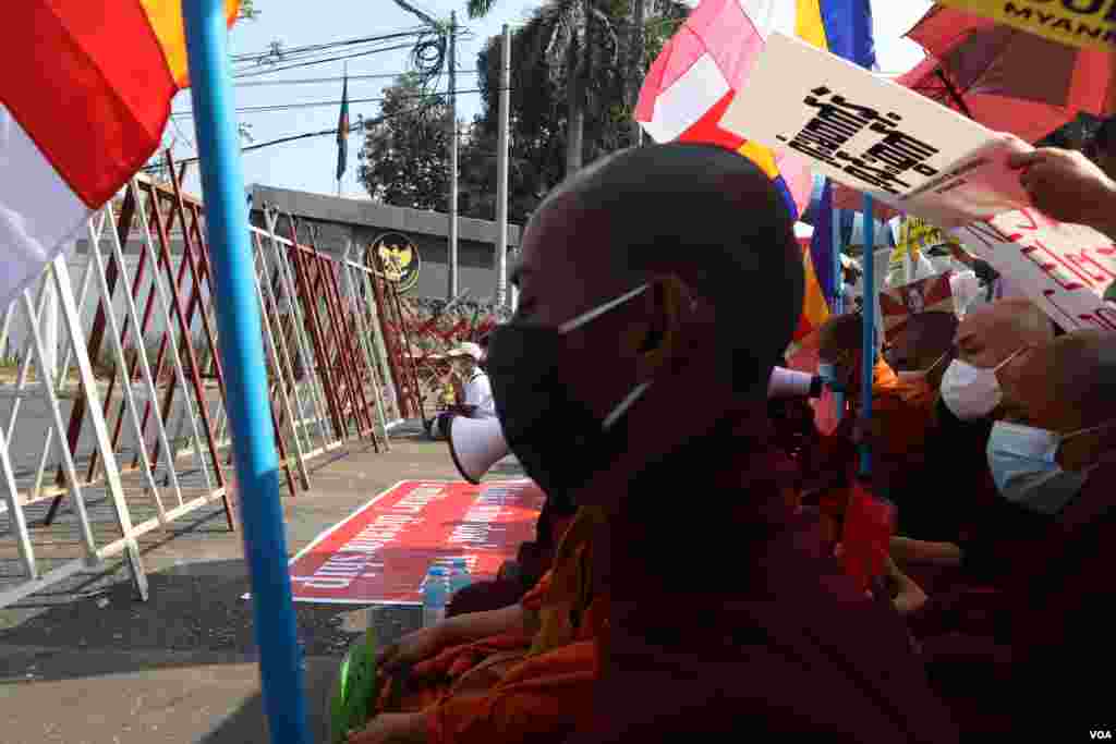 ရန်ကုန်မြို့အင်ဒိုနီးရှားသံရုံးရှေ့က ဆန္ဒပြ မြင်ကွင်း။