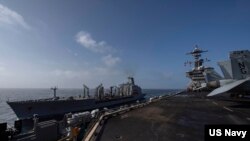 资料照片:美国海军“大角号”补给油轮与美国海军“亚伯拉罕·林肯号”航空母舰进行海上加油。(2024年9月5日)
