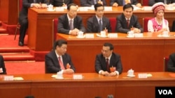 习近平(左)在主席台上和李克强交谈(美国之音东方拍摄)