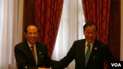 台湾东亚关系协会会长廖了以(左) 与 日本交流协会会长大桥光夫(右)签署台日渔业协议(美国之音杨晨拍摄)