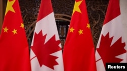 加拿大军方表示,在北极海域发现中国的监视浮标。图为加拿大总理特鲁多和中国国家主席习近平2017年12月5日在北京钓鱼台国宾馆举行会晤前树立起的两国国旗。