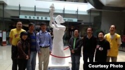 周锋锁(左4)与李卓人(左3)等人在六四纪念馆前合影