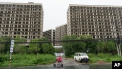 资料照片:北京郊区一个废弃的房地产项目。(2024年7月25日)