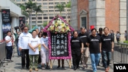 香港支联会等党派代表向六四纪念碑献花(美国之音记者申华拍摄) 香港支联会等党派代表向六四纪念碑献花(美国之音记者申华拍摄)