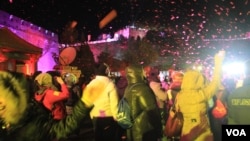 北京民众在八达岭长城倒计时迎接2014新年的到来(美国之音东方拍摄)