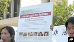 2012年11月19日,美国总统奥巴马(右)在缅甸民主运动领袖昂山素季在仰光的家中与她拥抱并向人们挥手致意。