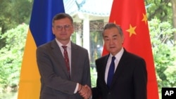 资料照:中国外长王毅在广州会晤到访的乌克兰外交部长德米特罗·库莱巴(左)。(2024年7月24日)