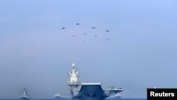 中国海军在南中国海军演展示军舰与战机。(2018年4月12日)