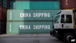 资料照:堆放在美国乔治亚州萨凡纳港口的中国货运集装箱。(2018年9月18日)