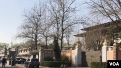 2018年3月25日,中国发展高层论坛年会在美中贸易摩擦不断升级的阴影下于北京钓鱼台国宾馆开幕。图为钓鱼台国宾馆大门。(美国之音叶兵拍摄)