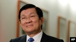 越南国家主席张晋创在纽约的一次采访中听取提问。张晋创表示中国在有争议的南中国海地区填海造岛违反了国际法并且危及海洋安全。(2015年9月28日资料)