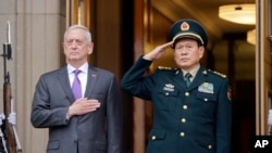 美国国防部长马蒂斯和中国国防部长魏凤和在五角大楼举行的欢迎仪式上。(2018年11月9日)