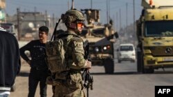 Американський військовий під час патрулювання в північно-східному сирійському місті Камишли, 9 січня 2025 року. Фото AFP