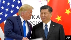 美国总统特朗普与中国国家主席习近平在大阪G-20峰会握手。 (2019年6月29日)