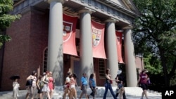 参观哈佛大学校园的旅游团(资料照)