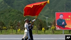 仪仗队为9月3日的大阅兵在中国国家主席习近平的画像前进行演习操练 (2015年8月22日)