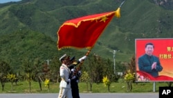资料照:仪仗队为大阅兵在中国国家主席习近平的画像前进行演习操练 (2015年8月22日)