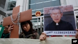 香港天主教徒举着师恩祥主教的肖像在中联办附近示威(2010年12月7日)