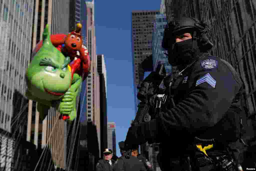 纽约警察局反恐部门的人员保卫纽约感恩节大游行(2017年11月23日)。这次游行在严密保安下举行。在事先,纽约市警察部门已核实没有可信的威胁,不过还是在游行路线沿途部署了数千警力。就在这次大游行前仅几星期,一名乌兹别克移民驾驶一辆租来的卡车,撞向自行车道上拥挤的人群,造成八人丧生。  